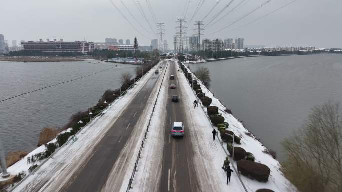 武汉冻雨暴雪霰雪交通晚高峰交通路况纪实1