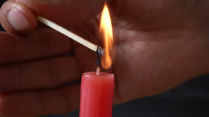 一排红色蜡烛烛火 表白蜡烛 圆形蜡烛