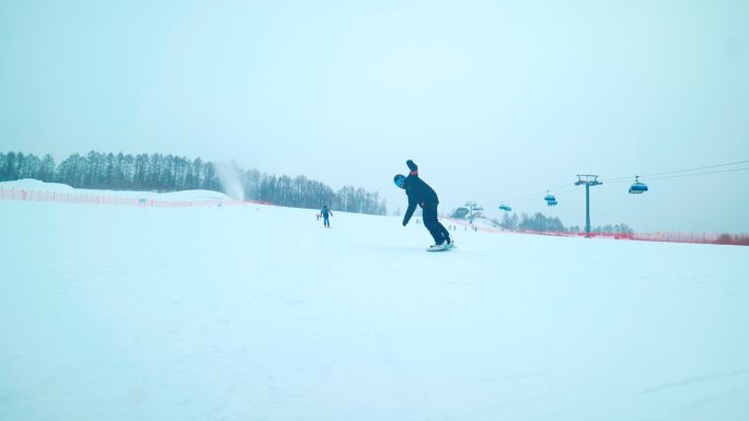 滑雪墙滑雪板滑行时雪花飞溅