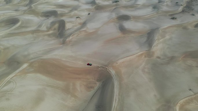沙漠越野车航拍车辆荒漠驾驶汽车沙漠行驶