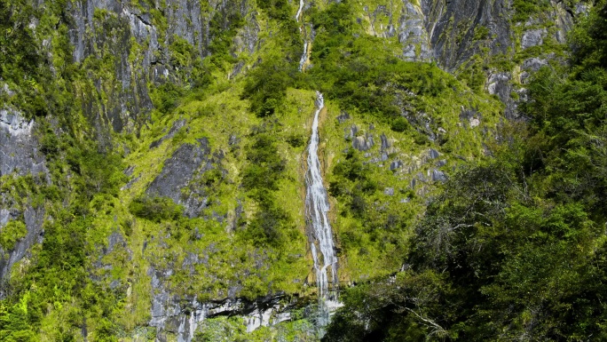 高原溪流清澈的高山融水