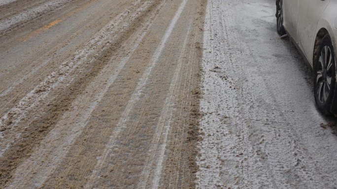 冰雪路面湿滑，模仿走路