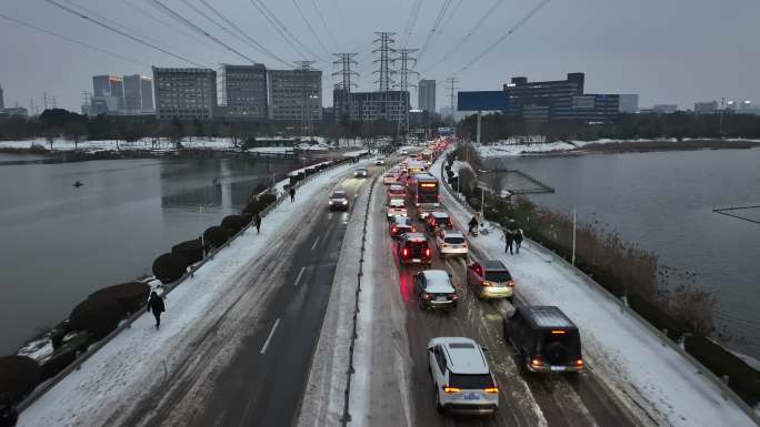 武汉冻雨暴雪霰雪交通晚高峰交通路况纪实2