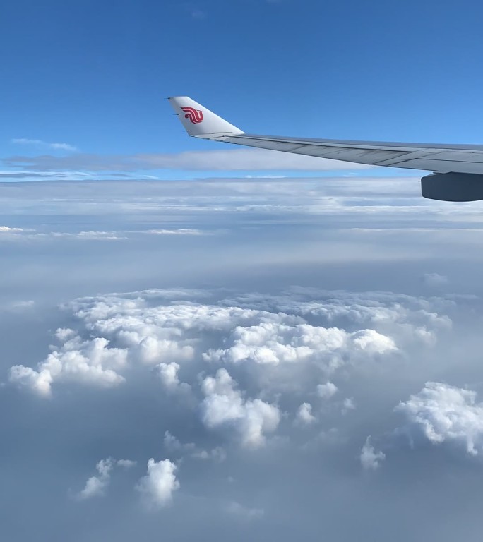 云端穿梭延时摄影旅行飞机上窗外蓝天白云