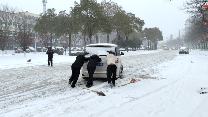 大雪自然灾害城市街头道路