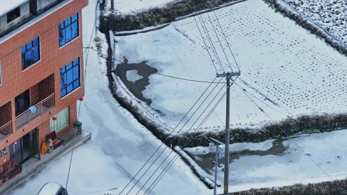 农村配电网电线下雪结冰雪冰