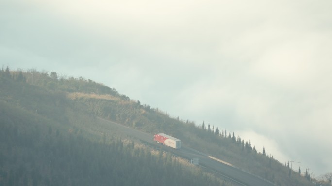 实拍在山区高速上行驶的极兔快递物流运输车