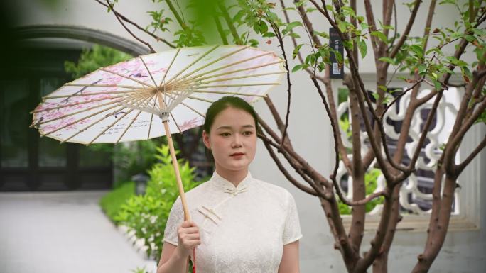 江南女子在园林中散步