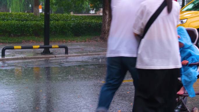 城市下暴雨下雨天雨季汽车人流街道街头街景