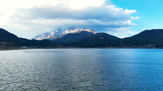 高原雪山湖泊
