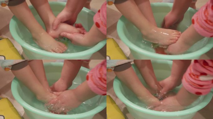 洗脚小脚丫妈妈给孩子洗脚