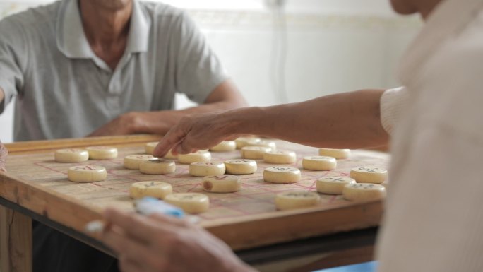 农村老人下象棋