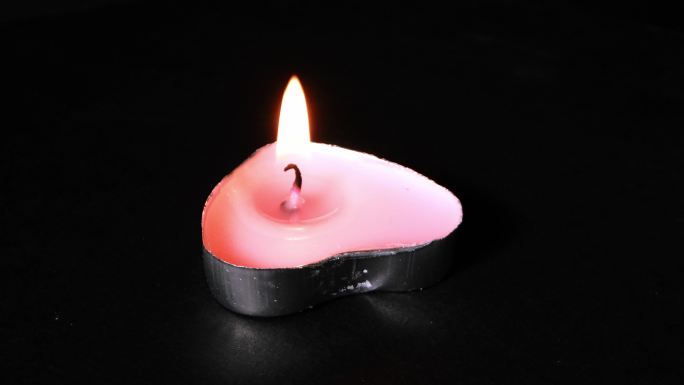 红色蜡烛粉色蜡烛红色蜡烛摆成心形心形蜡烛