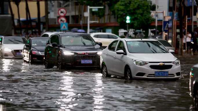 城市街道大雨水淹道路