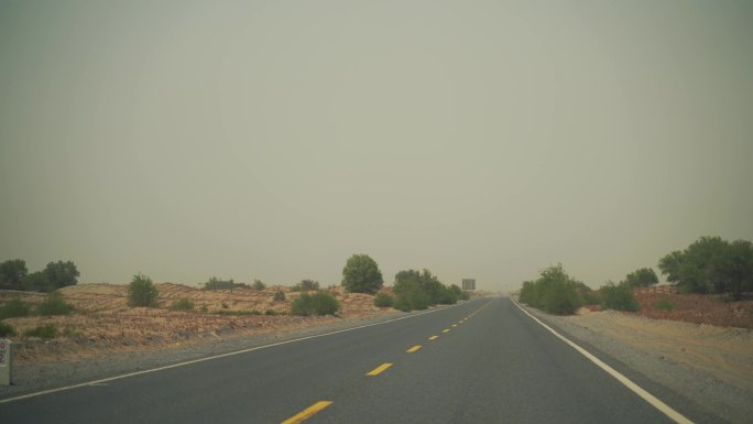 汽车行驶在沙漠公路驾驶第一视角车窗外风景