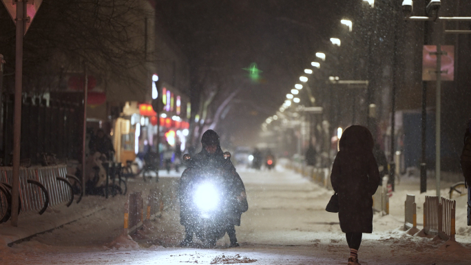 下雪天夜景行人