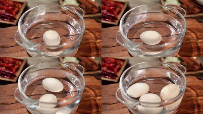 新鲜鸡蛋放入水中