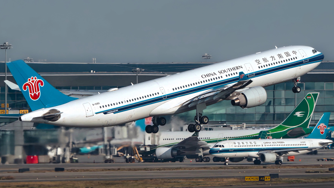 南航330东航海航737深航320起飞