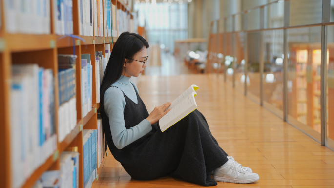 女孩图书馆看书学习 周末去图书馆