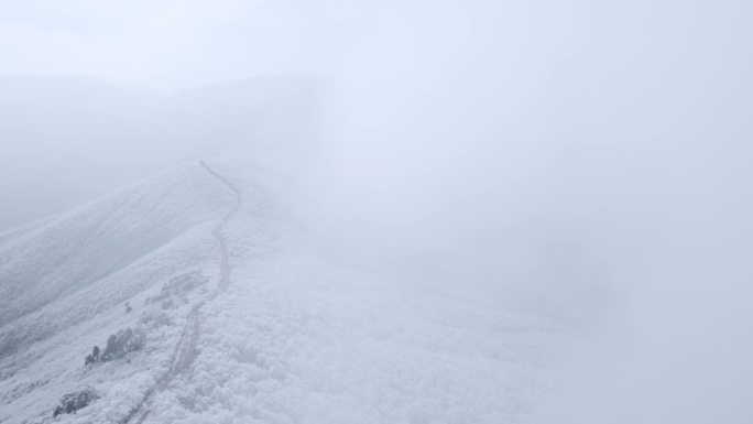 4K航拍天目山脉龙王山雾凇雪景风光