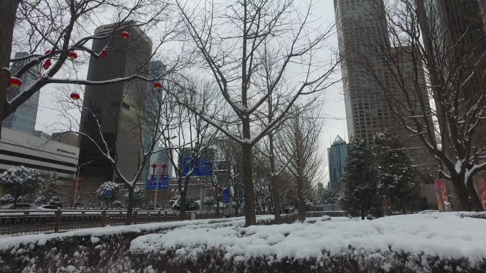 北京冬天雪后走出地铁过街天桥上班雪景冬季
