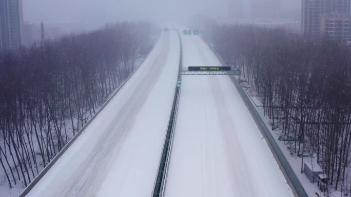 原创雪天空无一辆车的高速公路
