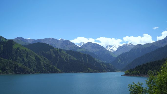 湖泊湖水山水风景新疆天池自然风光山川湖泊