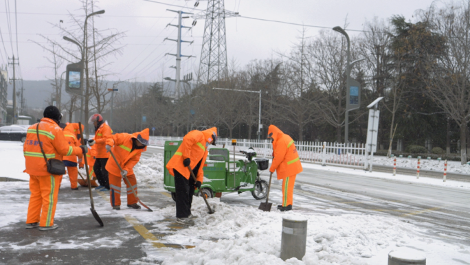 环卫工人扫雪铲雪 铲雪 劳动 环卫铲雪