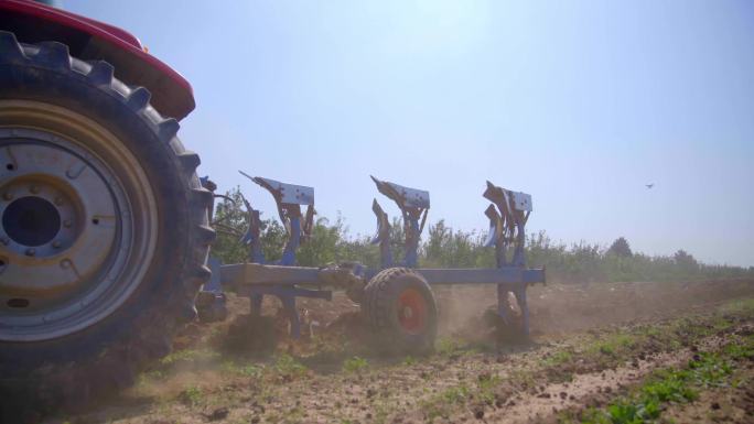 农田机械犁地耕种4K航拍