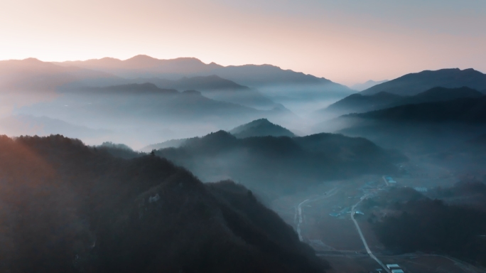 中国风水墨山河薄雾