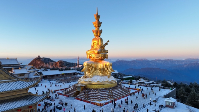 峨眉山金顶雪景日出