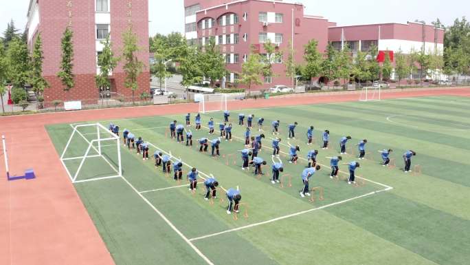 学生在操场上体育课4K航拍