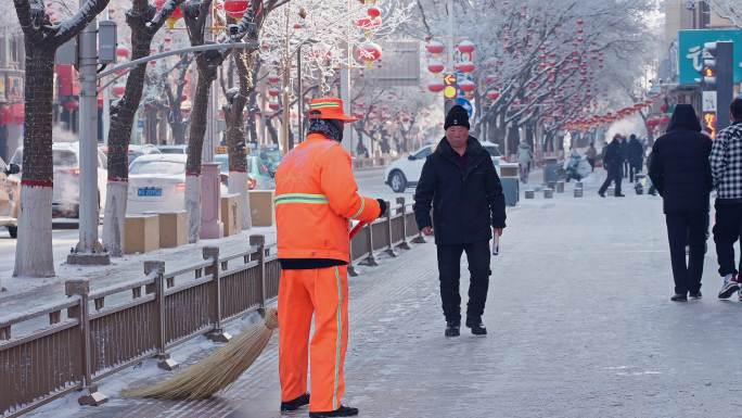 冬天下雪后环卫工人清扫积雪