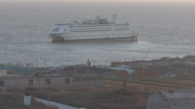 航拍山东荣成靖海卫沙窝岛塞班之星搁浅游轮