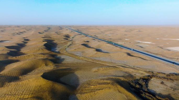 沙漠沙障穿沙公路