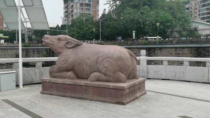 成都锦江河畔石牛堰的石牛雕塑