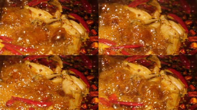 沸腾的麻辣火锅汤里的牛蛙肉，超慢动作