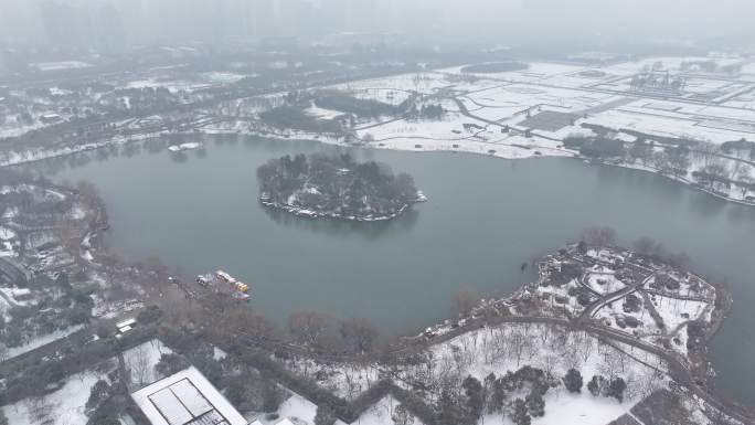 下雪中的大明宫国家遗址公园航拍视频