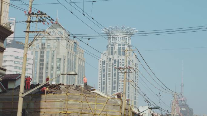 上海拆迁工人拆旧房黄浦区外滩中心背景