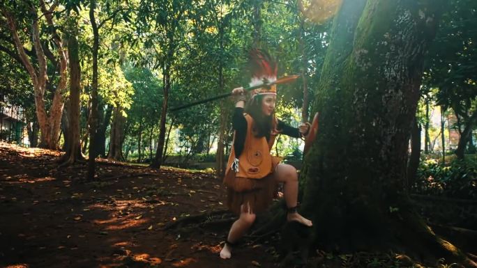 穿着部落服装，头戴头饰的人站在茂密的森林中，唤起一种冒险和文化遗产的感觉。