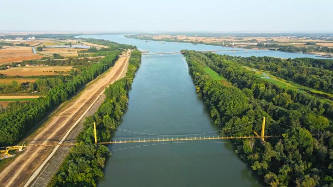 塞尔维亚斯梅代雷沃横跨多瑙河的黄色吊桥鸟瞰图