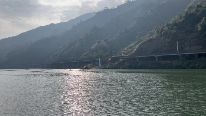 清晨江面，江边大路风景，岸边风光