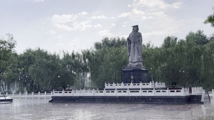 山东临沂书法广场大雨中的王羲之雕像