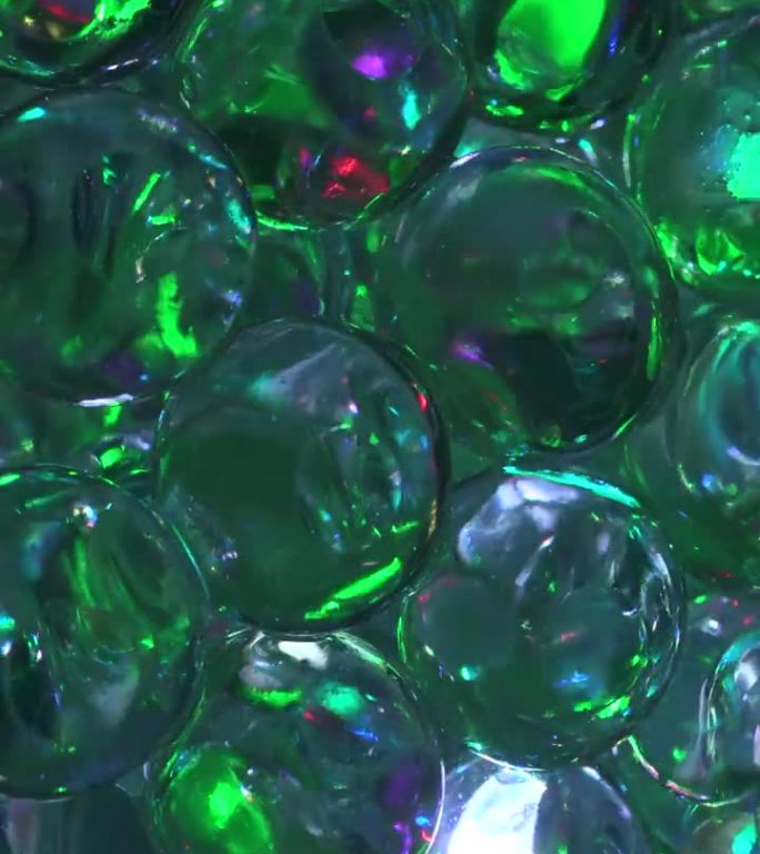 透明凝胶球包装在玻璃容器和彩色照明。