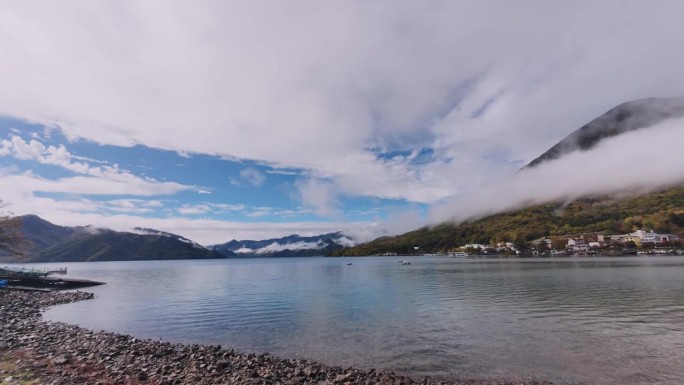 日航的中禅寺湖(Chuzenjiko)。延时湖景与移动的云与蓝天。