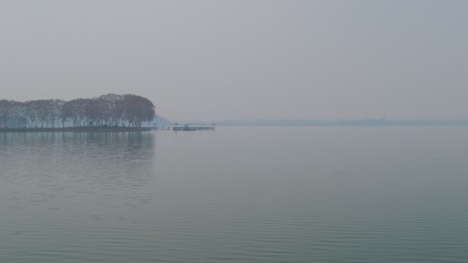雾气中的湖北省武汉市东湖风景区