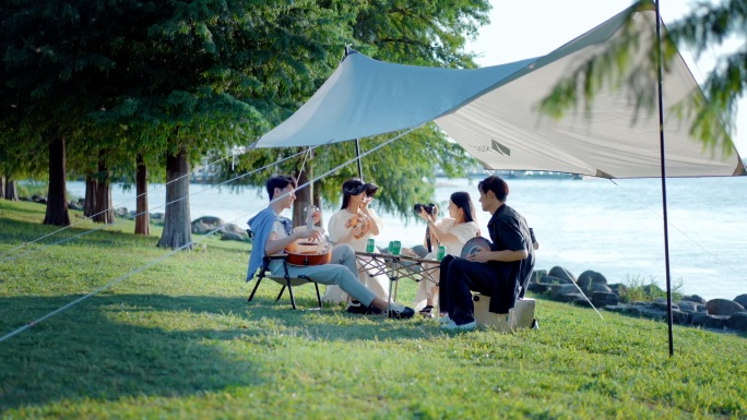 户外露营聚会郊游踏青湖边露营城市青年活力