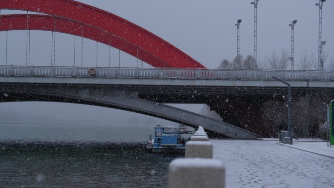 下雪中的桥边