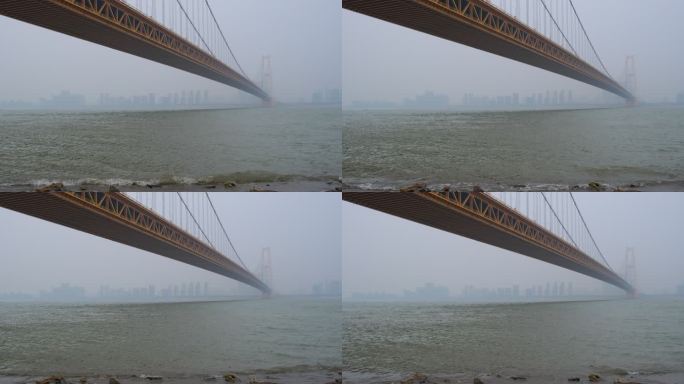 雾中的武汉杨泗港长江大桥和长江江水波浪