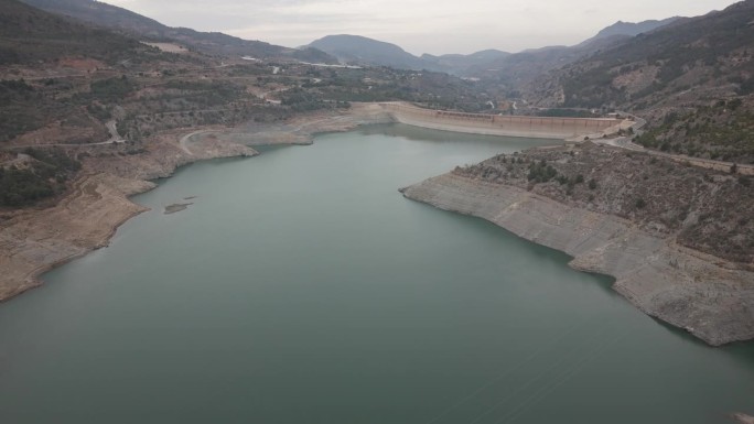 西班牙安达卢西亚格拉纳达地区的水库和水力发电厂“Embalse de Rules”处于低水位